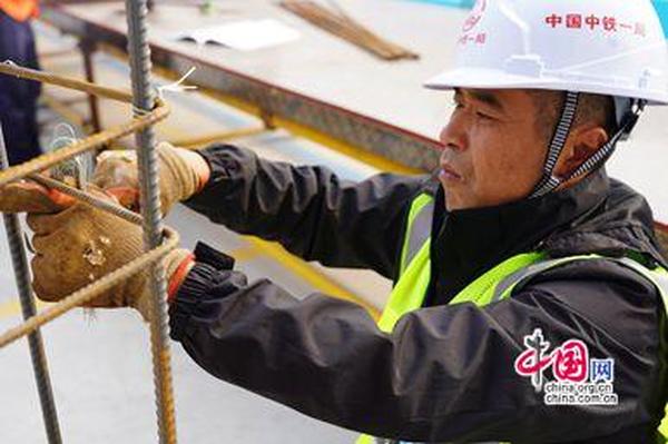 中鐵一局兩產業工人榮獲‘長安建筑大工匠’稱號 鋼筋工展匠心風采